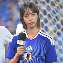 「綺麗で可愛いすぎる！」日テレ中継キャスターの人気女優、散歩中の私服姿＆日本代表ユニショットに視線集中「本当にステキですね」【W杯】