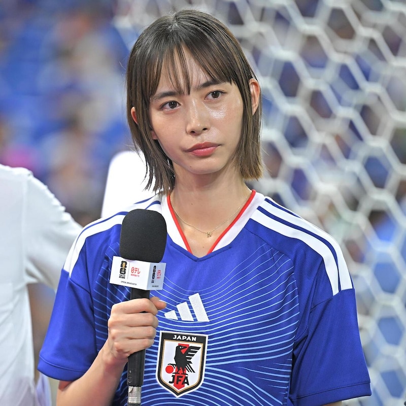 「綺麗で可愛いすぎる！」日テレ中継キャスターの人気女優、散歩中の私服姿＆日本代表ユニショットに視線集中「本当にステキですね」【W杯】