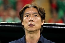 「二度と戻ってくるな」W杯GS敗退の韓国ホン・ミョンボ監督が辞任発表　深く頭を下げ謝罪も母国ファン怒り心頭「これが責任の取り方なのか？」