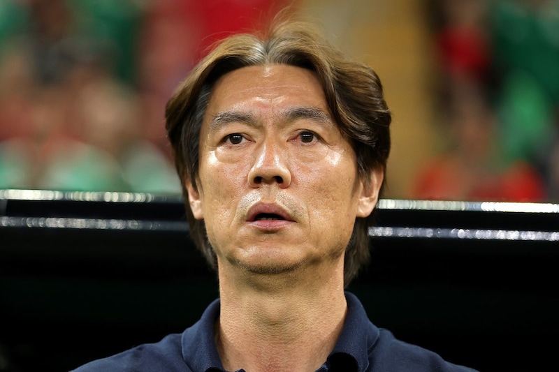 「二度と戻ってくるな」W杯GS敗退の韓国ホン・ミョンボ監督が辞任発表　深く頭を下げ謝罪も母国ファン怒り心頭「これが責任の取り方なのか？」