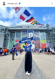 「銃構えてる前で…」W杯ブラジル戦を地上波放送するフジ美女アナがまさかの拘束!? 屈強な男の間にはさまれた一枚に笑撃「SP警護かな？」
