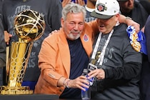 「NBAには“自殺行為”がいくつかある」王者ニックスのオーナーがFA選手の引き留めに見解「できる限りの金額を投じるが…」＜DUNKSHOOT＞