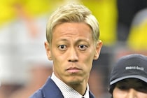「あっ！僕やん」本田圭佑の真っ赤なジャケット姿が話題　超大物芸人のツッコミにネット沸騰「一緒やーん」「同じスタイリストさんなのかな...」【W杯】