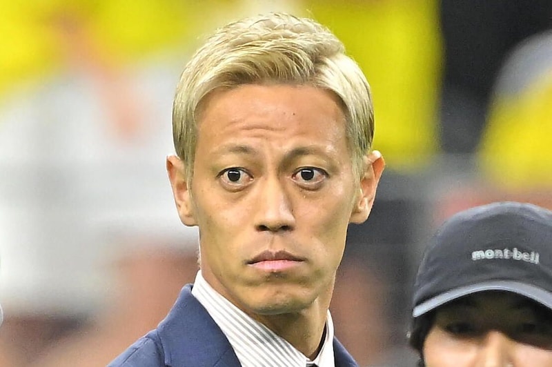 「あっ！僕やん」本田圭佑の真っ赤なジャケット姿が話題　超大物芸人のツッコミにネット沸騰「一緒やーん」「同じスタイリストさんなのかな...」【W杯】