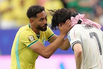 後半ATの痛恨失点の裏で…ブラジル選手が日本ベンチに向かって“挑発ジェスチャー”、一方で決着直後には失意の田中碧を気遣う一幕も【W杯】