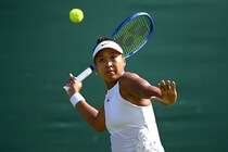 右足負傷の不安を感じさせず！ 大坂なおみがウインブルドン初戦突破。“着物風ウェア”でもファンを魅了＜SMASH＞