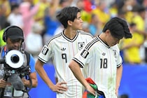 サムライブルー最年少21歳が…試合直後、先輩を守り抜いた“振る舞い”に脚光「咄嗟にできる行動じゃない」「すごく印象に残るシーンだった」【W杯】