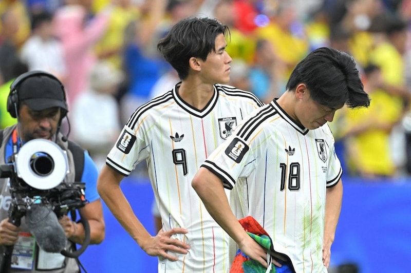 サムライブルー最年少21歳が…試合直後、先輩を守り抜いた“振る舞い”に脚光「咄嗟にできる行動じゃない」「すごく印象に残るシーンだった」【W杯】