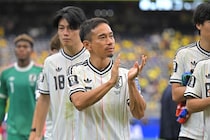 長友佑都、５度目のW杯敗戦後に女優妻と熱いハグ「この二人尊い」「写真見たら泣けてきた」“絆”捉えた一枚に感動