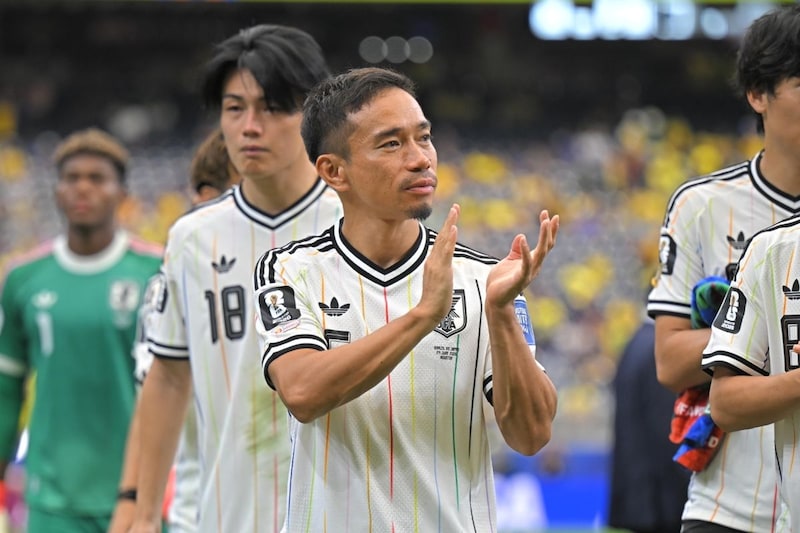 長友佑都、５度目のW杯敗戦後に女優妻と熱いハグ「この二人尊い」「写真見たら泣けてきた」“絆”捉えた一枚に感動