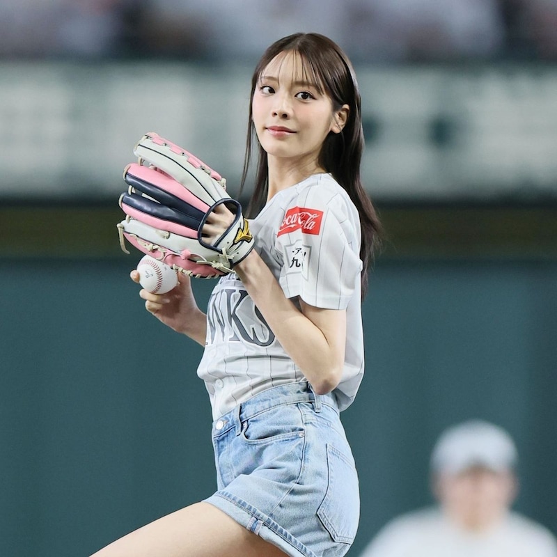 「顔ちっちゃ!!」東京Dに降臨した新婚美女、ショーパンからスラリとした美脚＆豪快フォームに絶賛の声「綺麗すぎてえぐ」「お天気お姉さんしてたよね？」
