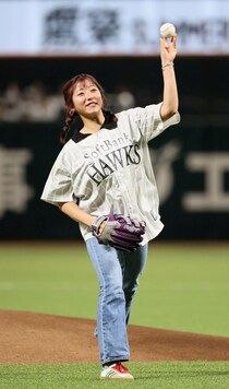 「艶々美人」ペイペイDで人生初始球式のJRA女性騎手、まさかの死球に平謝りも球場喝采「お下げ髪かわいすぎる」「ギータ喜んでたね笑」
