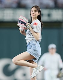 「女神がマウンドに降臨」ショーパン美脚の元お天気キャスター、ノーバンならずも８頭身スタイルに脚光「爽やかで綺麗で美しい」