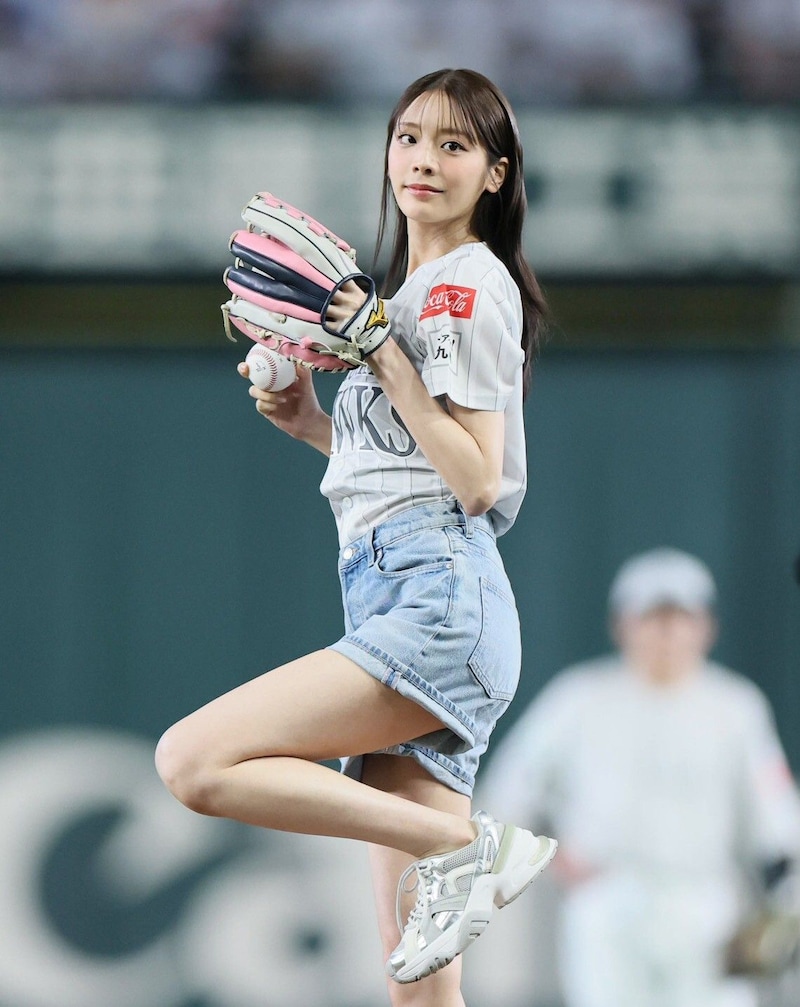 「女神がマウンドに降臨」ショーパン美脚の元お天気キャスター、ノーバンならずも8頭身スタイルに脚光「爽やかで綺麗で美しい」