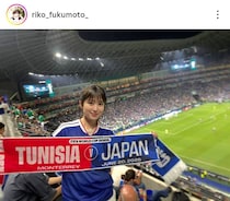 W杯チュニジア戦を観戦した25歳の人気女優　“初の動画編集”でフジ美女アナと２S、美肌に小顔際立つメキシカンハットに反響「持ち帰るの絶対大変だよね笑」