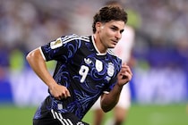 W杯中に禁断の移籍宣言！ フリアン・アルバレスのバルサ入り熱望にアトレティコファン激怒…ユニホーム焼却