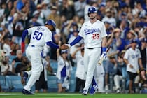ドジャース打線爆発！ 最大６点差をひっくり返す逆転勝ち　タッカー、ラッシングが４安打の固め打ちで宿敵パドレス圧倒、地区13ゲーム差で首位独走　佐々木朗希は今季最短KOも味方打線に救われる