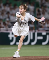 「美しさ異次元」鷹祭登場の38歳歌姫、白肌美脚のワンバン投球に視線釘付け「20代にしか見えない」「時を止めた女神すぎ」