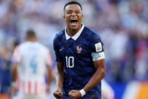 フランスはパラグアイの“マリーシア”に屈せず　エムバペらは事前準備を強調「我々だって泥臭い戦いができる」【W杯】