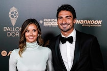 「不公平なくらい美しい」W杯会場にいた元ドイツ代表DF恋人の美女モデル、観戦ショットに視線集まる「言葉を失うほど綺麗」