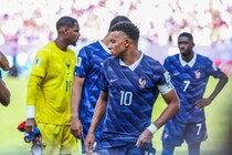 「今大会最大の試練」苦しんでW杯８強入りを果たしたフランス代表を母国、海外メディアらが称賛！ 荒さ目立ったパラグアイには痛烈皮肉「"悪役"がいなければ、本当のW杯とは言えない」
