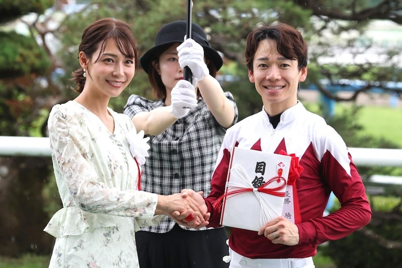 「えげつない美人だっ!」小倉競馬場に降臨、純白花柄ワンピを着た41歳女優の美貌に大反響「20代に見える」「顔小さくて本当に綺麗」