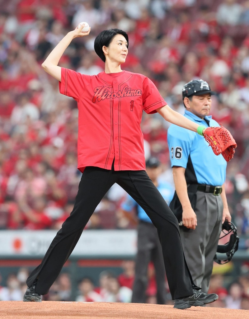 現役引退から7年…広島に降臨した身長187cm元バレー美女 神スタイル美フォームでの“ノーバン投球”に喝采「勝利の女神ですね」「脚なが~い!」