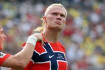 ノルウェー怪物FWが日本のお笑い芸人に“大変身”　まさかのクラブ公式イジりに６万いいねの笑撃ゴラッソ「師匠！」「何しとんねんw」【W杯】