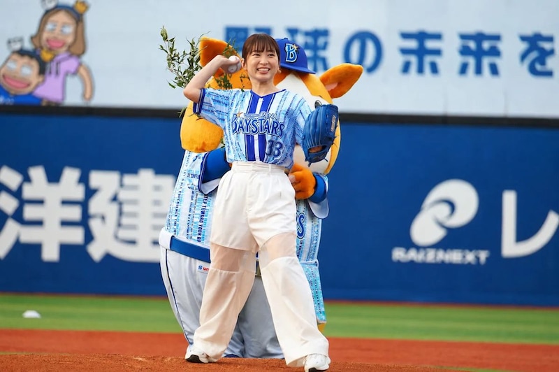 DeNA始球式に登場した女優・志田未来、ノーバンならず「悔しい思い」 溢れる“ベイスターズ愛”にハマスタ熱狂
