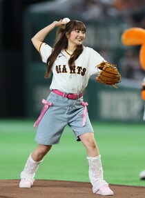 「凄い綺麗」伝統の一戦に降臨したピンクが似合う人気アイドル　ショーパン姿の豪快フォームは“ノーバン”ならずも「笑顔キラキラ」