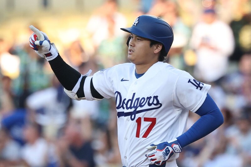 大谷翔平の通算300号に沸くドジャー・スタジアムに“珍客”出現! 最前列で見守ったまさかの正体に騒然「可愛いけど...けっこう凶暴」
