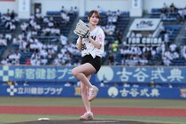 「可愛さバレちゃったか」ZOZOマリンに舞い降りた“あざとさの天才”、豪快なノーバン始球式が話題「足がスラッと伸びて美脚」「横顔が綺麗すぎ...」