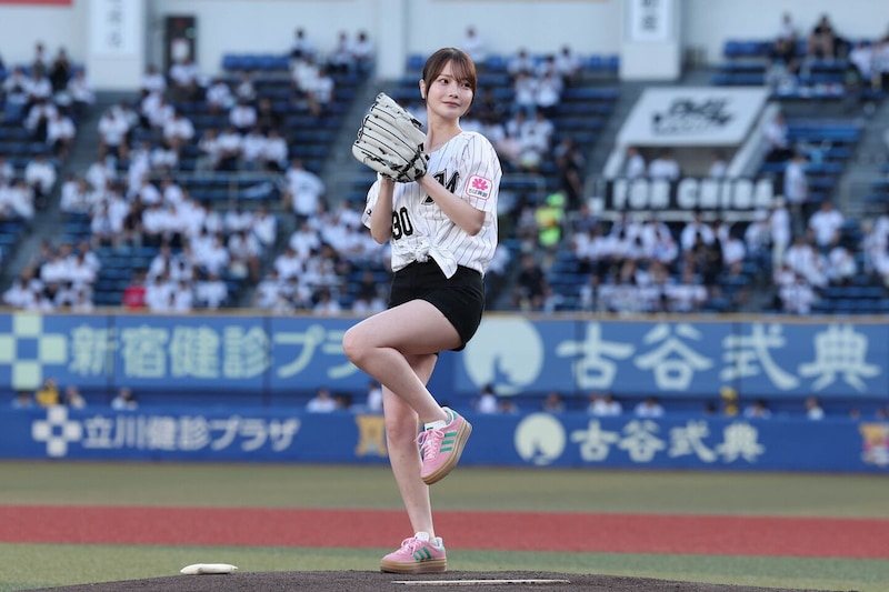「可愛さバレちゃったか」ZOZOマリンに舞い降りた“あざとさの天才”、豪快なノーバン始球式が話題「足がスラッと伸びて美脚」「横顔が綺麗すぎ...」