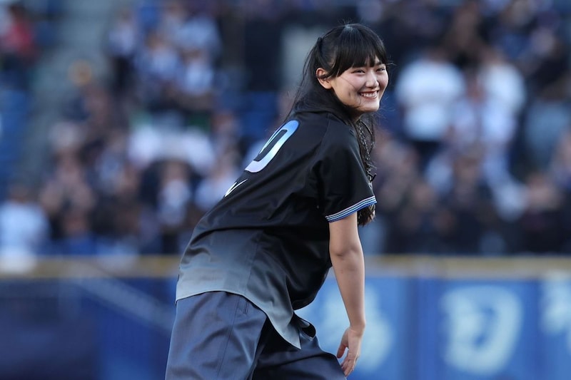 「スタイル良すぎてビビる」ZOZOマリンに降臨した人気坂道アイドル始球式に反響続々「天使すぎる」の声