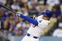 大谷翔平が通算301号となる先頭打者ホームラン！ 左膝炎症で登板回避も、逆方向へ圧巻の21号ソロ