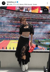 W杯開会式で注目集めた世界的歌姫　スペイン戦の会場でお腹を露出した全身ブラック“透けコーデ”に１億人フォロワー虜「セクシーだ！」