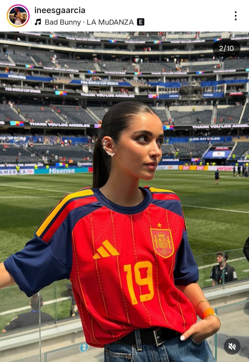 スペイン18歳の至宝とラブラブ恋人に“既視感”　キュートな横顔、スラリと伸びた美脚スタイルがディズニー人気ヒロインに酷似「似てるよね」【W杯】