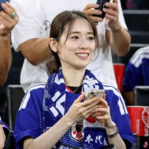 W杯現地観戦で話題沸騰　日本代表戦士の“モデル女優妻”が帰国後、初の最新投稿に労い殺到「才色兼備の最高峰」「正統派の美人」