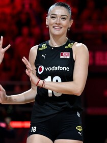 「ほんま綺麗やなぁ」日本戦で存在感を示した“198cmトルコ女子”の圧倒的美貌に視聴者びっくり！「噂通りの美人」「ド迫力だったね」【ネーションズリーグ】