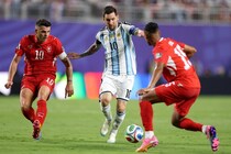 日曜日の朝10時、日本のサッカーファン悲嘆…激熱のアルゼンチン戦“地上波放送なし”に嘆き噴出「メッシ見たかったのに...」「最高の時間帯なのになんで」【W杯】