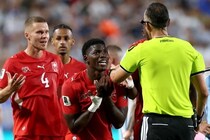 試合の流れを大きく変えたスイスFWエムボロの退場劇…VAR介入の妥当性に米メディア見解【W杯】