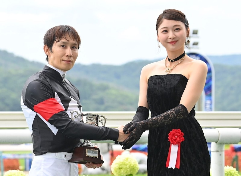 「絶世美女が福島降臨！」セクシーな肩出し黒ドレス着た元坂道アイドルの美貌にうっとり「わぁ！キレイ！」
