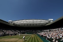 「ゴージャスすぎる美貌だ」ウインブルドンに舞い降りた冬季五輪女王　可憐なドレス姿、伝説シャラポワとのツーショットに大反響「えっ!?」