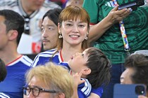 Ｗ杯家族観戦で話題　39歳・長友佑都を支えた女優妻が現地コーデを大公開、カオス過ぎた舞台裏「お洋服キャリーバックに入れるの忘れて…」