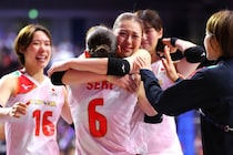崖っぷちから劇的大逆転の日本女子バレー、号泣の佐藤淑乃と背番号６の“歓喜の一枚”が反響「万感と雪辱の美しい涙」【ネーションズリーグ】