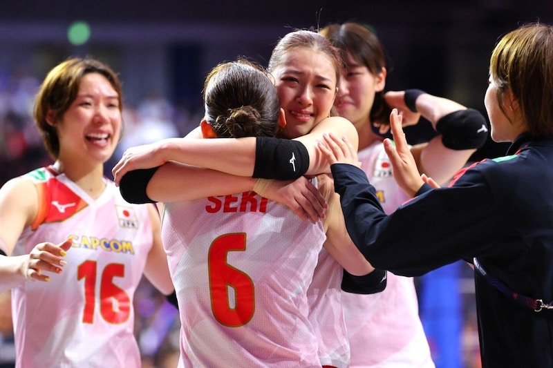 崖っぷちから劇的大逆転の日本女子バレー、号泣の佐藤淑乃と背番号６の“歓喜の一枚”が反響「万感と雪辱の美しい涙」【ネーションズリーグ】