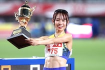 陸上アジア大会代表の26歳ランナーが印象ガラリ！ ブラウンワンピ着て海外で嗜んだ高級品にフォロワー笑撃「どういうことですか？！」