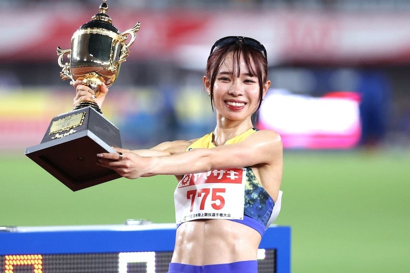 陸上アジア大会代表の26歳ランナーが印象ガラリ！ ブラウンワンピ着て海外で嗜んだ高級品にフォロワー笑撃「どういうことですか？！」
