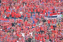「スポーツを超えた光景」ノルウェー代表が凱旋帰国、皇太子の太鼓で９万人の圧巻“バイキング・ロー”「凄まじい一体感」世界が驚愕「真のナショナリズム」【W杯】