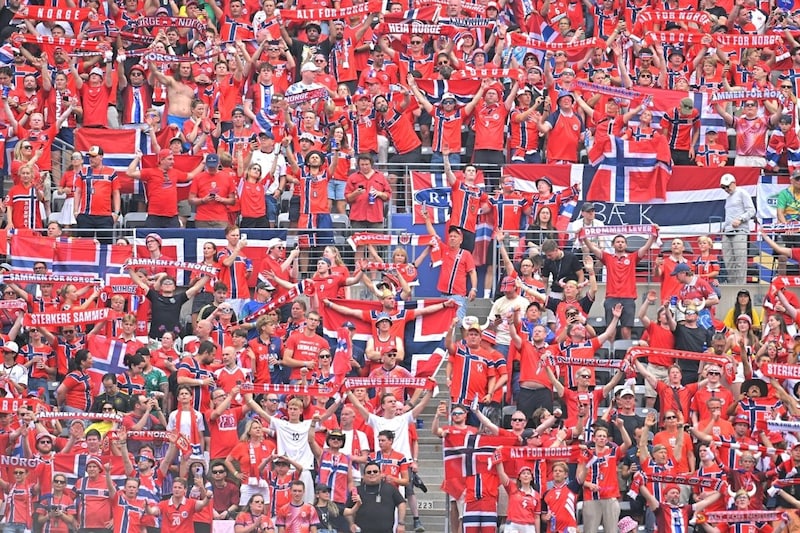 「スポーツを超えた光景」ノルウェー代表が凱旋帰国、皇太子の太鼓で9万人の圧巻“バイキング・ロー”「凄まじい一体感」世界が驚愕「真のナショナリズム」【W杯】